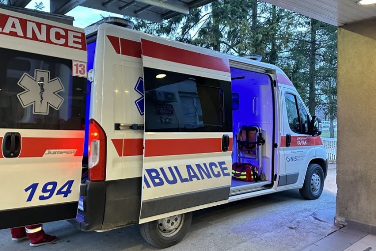 MUŠKARAC IZBODEN U NOVOM PAZARU TVRDI DA JE SAM SEBI NANEO RANE! Primljen u bolnicu i HITNO operisan!