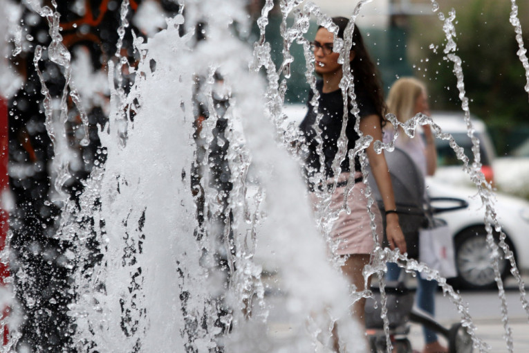 ŠTA SE OVO DEŠAVA? Voda u glavnoj fontani u prestonici iznenada osvanula u CRVENOJ BOJI