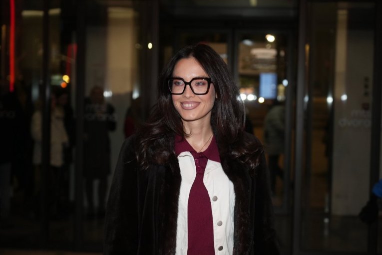 AUU, MIRKA, ŠTA TO RADIŠ? Glumica u nikad izazovnijem izdanju, mami uzdahe!