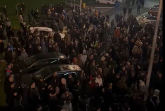 Napeto ispred Beogradske arene: Policija na treningu Partizana (VIDEO)