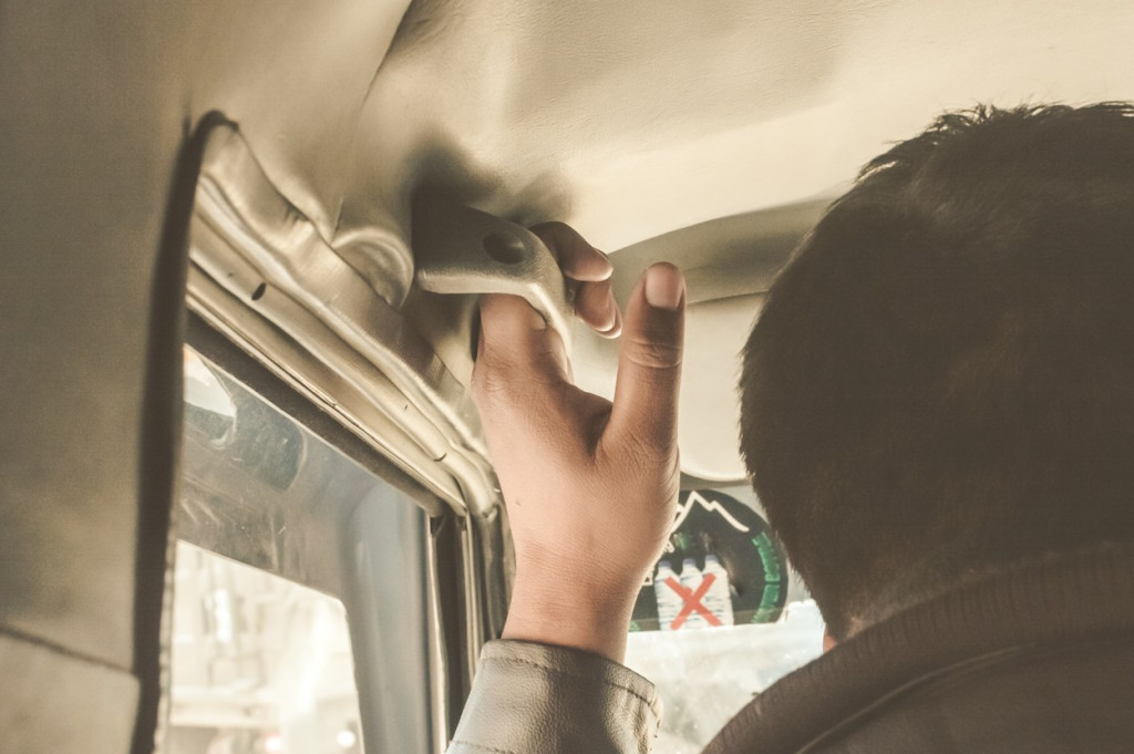 Za šta služi ručka u automobilu?