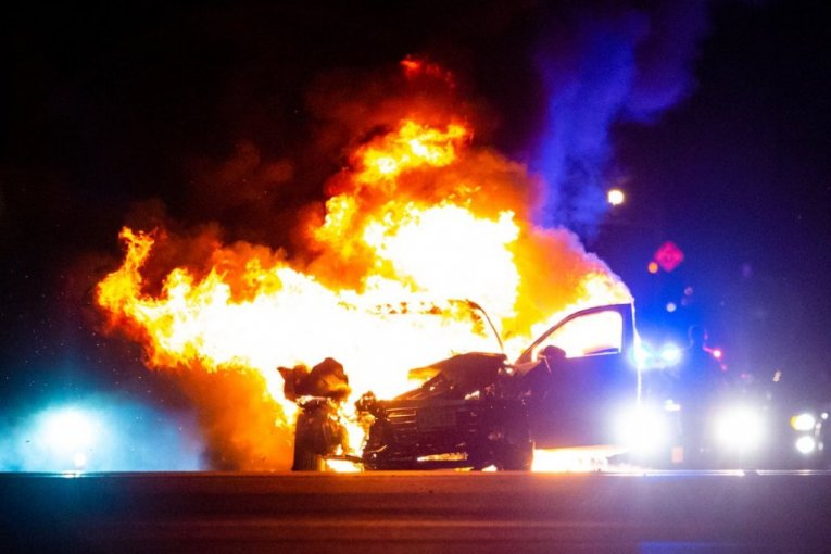 NA MAGISTRALI POTPUNO IZGOREO AUTOMOBIL! Vatrogasci odmah reagovali