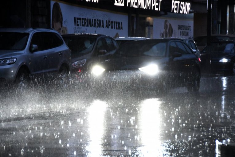 KAKO SE VOZI KADA NAPOLJU PLJUŠTI! Vozači najčešće prave OVE greške koje dovode do FATALNIH NESREĆA!