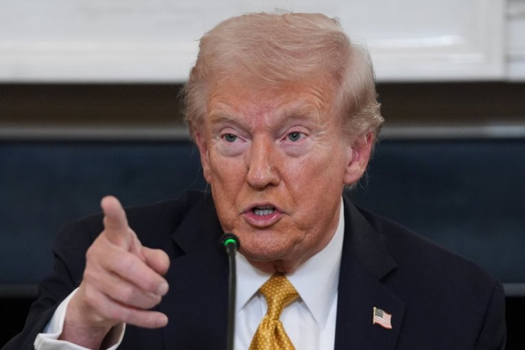 „TRAMP ZBOG SKUPIH POKLONA SMANJIO CARINE!“ Evropski političari napali američkog predsednika za korupciju