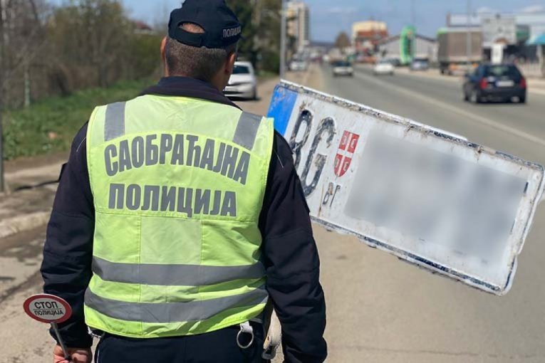 PAPIR, BLATO I SNEG MOGU VAS SKUPO KOŠTATI! Vozači kažnjeni i do 600.000 dinara zbog PRLJAVOG AUTA!