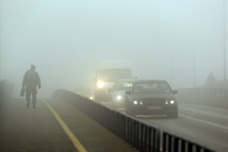 EVO KAKO TREBA VOZITI PO GUSTOJ MAGLI! Opasna pojava na putevima u Srbiji, OVE greške mogu biti KOBNE!