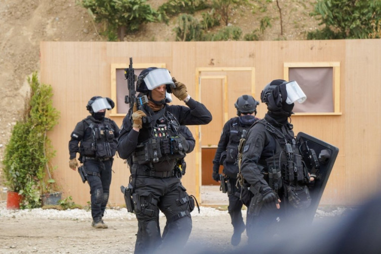 ULETEO U AUTO-ŠKOLU I NAPAO ZAPOSLENE NOŽEM! Neviđena drama u gradu, policija morala da puca u napadača