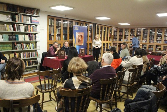 Novo djelo Emira Sokolovića: Knjiga "Ples među podsjenama" promovisana u Kaknju