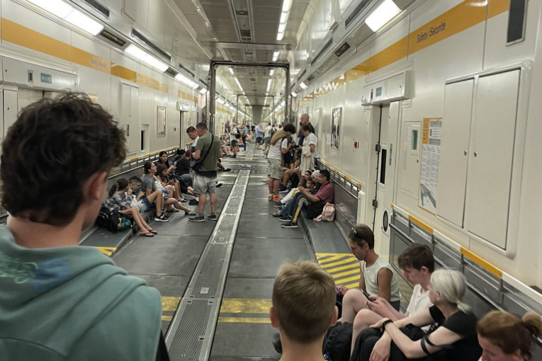 Putnici zarobljeni, stoje u mestu i po tri sata