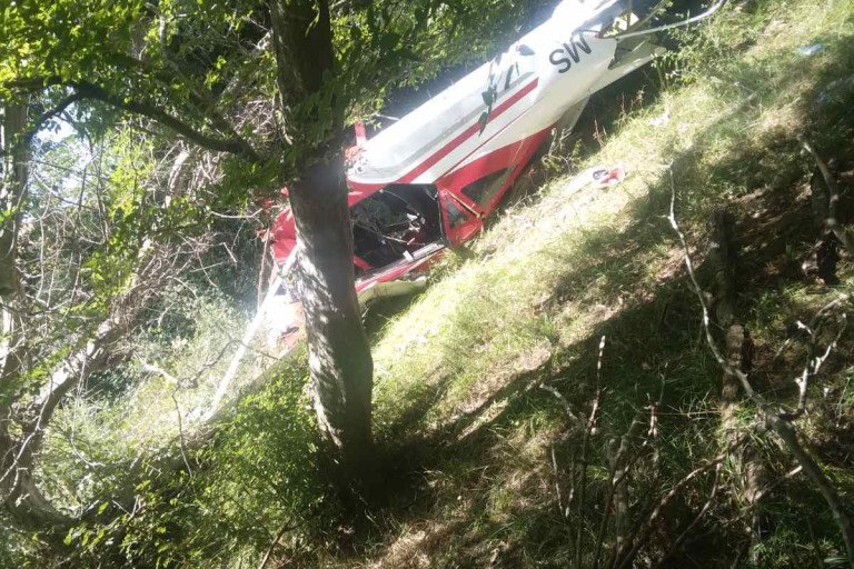AVION SE SRUŠIO I ZAPALIO, IMA MRTVIH! Pilot pokušao da sleti po lošem vremenu, a onda se dogodila tragedija