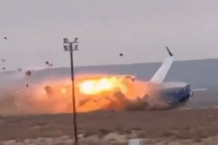 HOROR NA AUTO-PUTU! Avion se stvorio niotkuda i zakucao se u automobil usred špica! ŠOKANTNI SNIMAK KRUŽI MREŽAMA! (VIDEO)