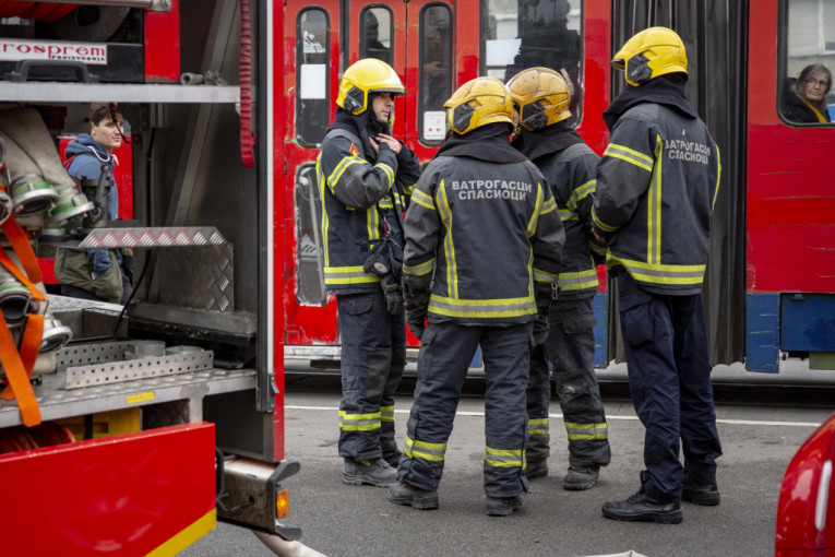 STRAVIČAN POŽAR U CENTRU NOVOG PAZARA! Vatra guta porodičnu kuću, vatrogasci se bore sa vatrenom stihijom! (VIDEO)