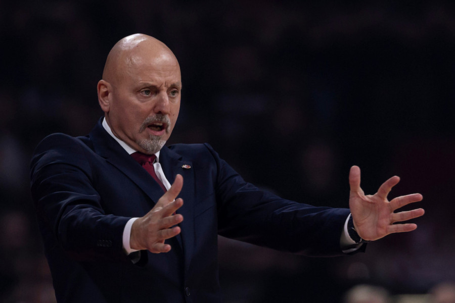 DELIJE KIPTE OD BESA POSLE DERBIJA: Navijači su ovo zamerili Saši Obradoviću! (FOTO)