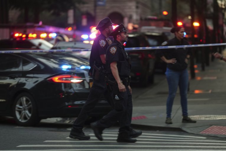 HOROR U AMERCI! Devojčica ispala iz auta nakon što ga je podigao „pauk“! OTAC KAO SUMANUT JURIO ZA KAMIONOM, VOZAČ NIJE REAGOVAO!