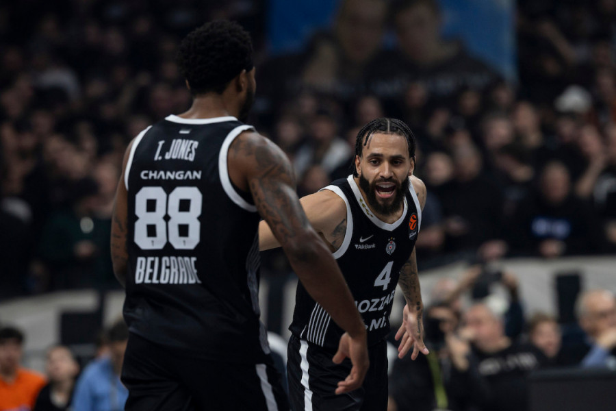 VAŠINGTON OBLAČI CRVENO-BELI DRES! Mediji već pišu – PRATI SE NJEGOVA SITUACIJA!