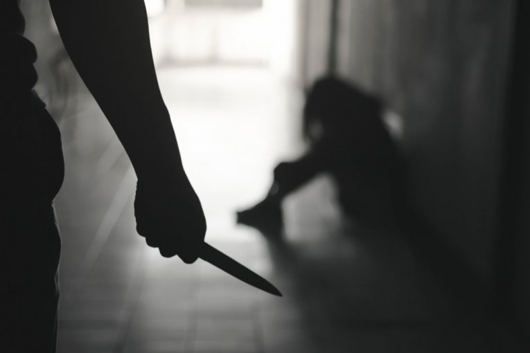 BEŽALA JE OD MONSTRUMA, ALI JU JE SUSTIGAO I MASAKRIRAO! Horor detalji ubistva žene u Leskovcu: „Dete je hitno hospitalizovano!“