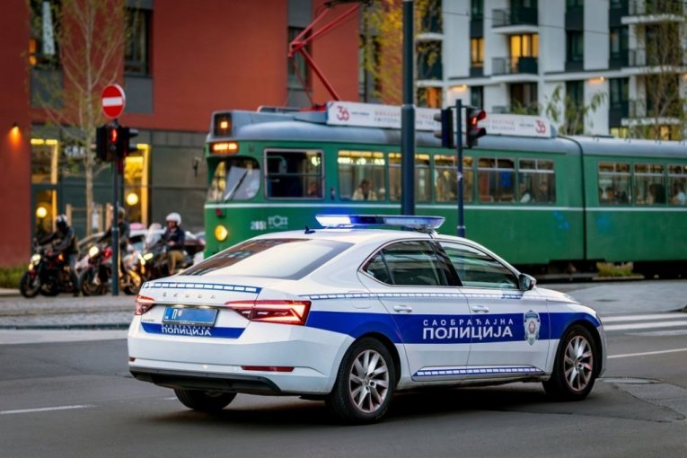 CRNI PONEDELJAK U PRESTONICI! Stravičan sudar tramvaja i automobila u Bulevaru kralja Aleksandra, ne mogu da izvuku vozača iz auta!