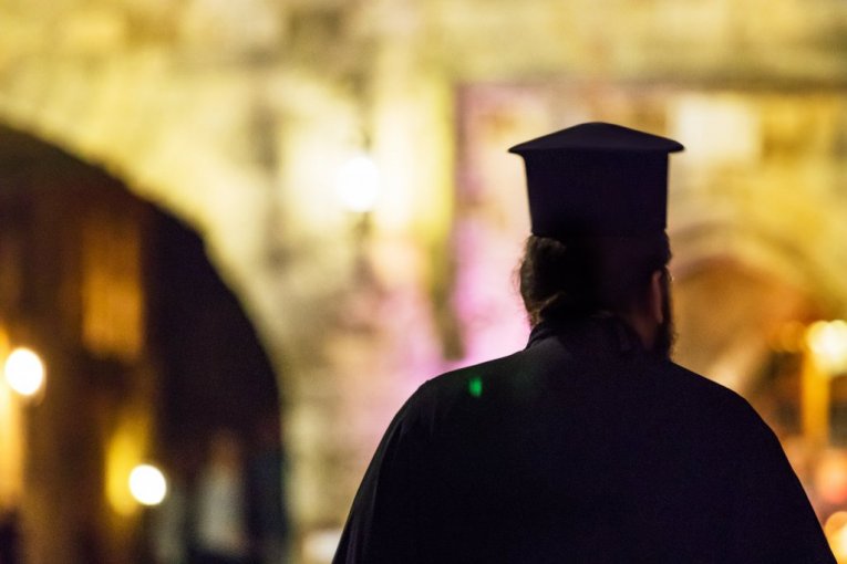 BRUKA U HRVATSKOJ! Crkva im za Božić postavila jaslice sa CRNIM KRSTOVIMA, ustaškim pokličem i zastavama