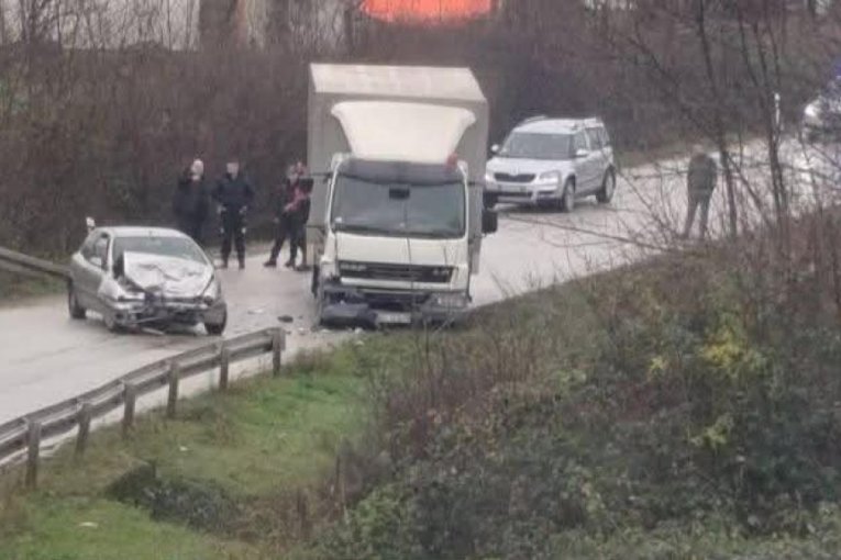 DIREKTAN SUDAR KAMIONA I AUTOMOBILA KOD ČAČKA! Prednji deo vozila potpuno smrskan, teretnjak umalo da sleti u kanal!
