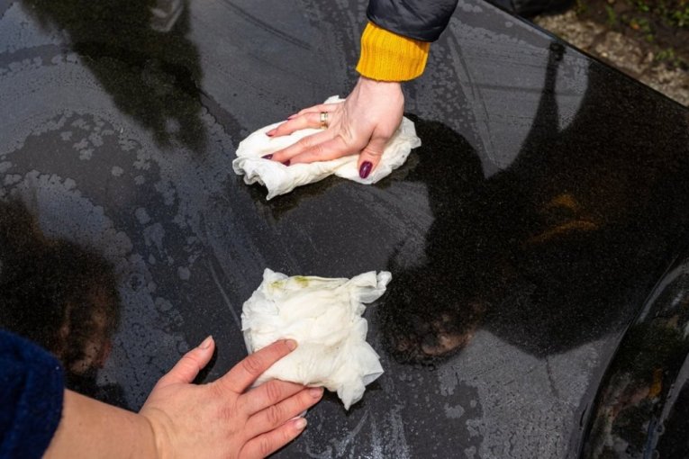 DOŠLA DA ZAPALI SVEĆU RODITELJIMA, A ZATEKLA HOROR U GROBNICI! „Nisam znala da li gledam mrtvog čoveka ili odeću, pobegla sam u panici!“