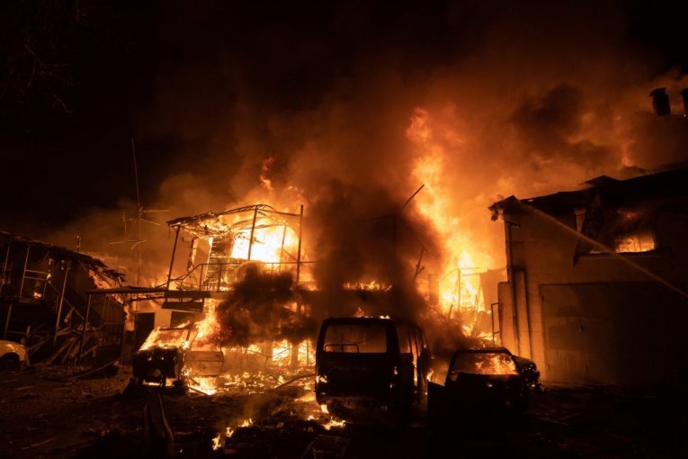 TRI SNAŽNE EKSPLOZIJE U FABRICI ODEĆE U KISELJAKU! Izbio veliki požar, popucali prozori