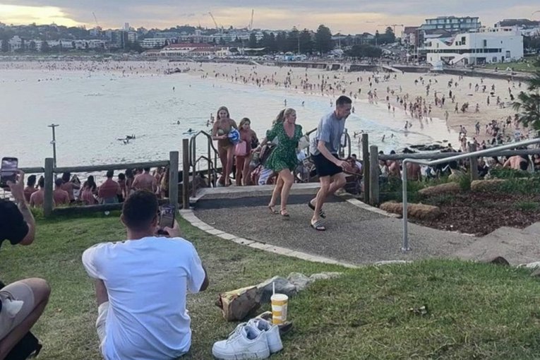 Jezivi kadrovi sa plaže Bondi! Snimali ljude kako beže od terorista, a nisu znali da su ONI SLEDEĆE METE! (VIDEO)