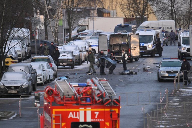 Policajci prišli „sumnjivoj osobi“, pa ODLETELI U VAZDUH! (FOTO, VIDEO)
