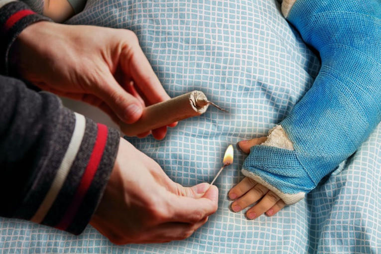 HOROR! Zbog eksplozije petardi sedam dečaka u bolnici u Nišu sa teškim povredama!