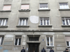 Protest desničara ispred kuće poslanice koja kritikuje ustaštvo i Tompsona