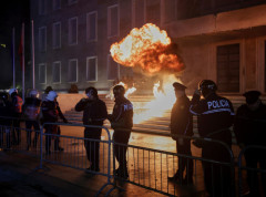 Tenzije ispred zgrade Vlade Albanije, demonstranti bacili Molotovljeve koktele na policiju
