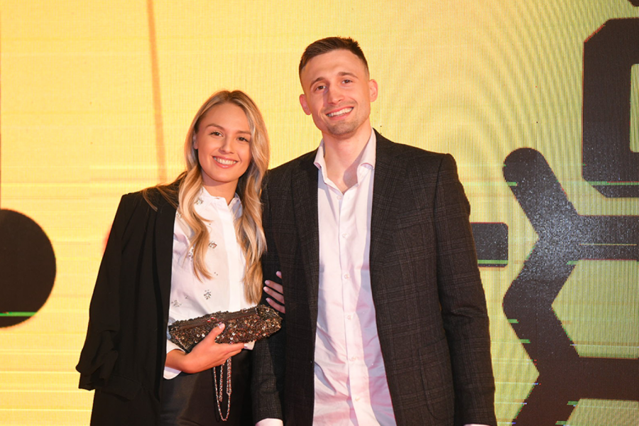 AVRAMOVIĆ LUDUJE U KAFANI: Aleksa se skinuo, popeo na šank i zapevao! (VIDEO)