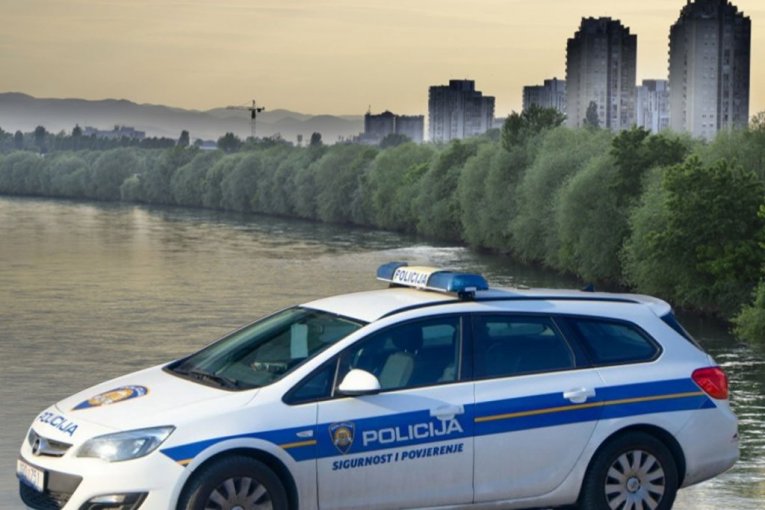 MUŠKARAC UPAO U MORE! Drama na Jadranu! Stao na stene da se fotografiše s porodicom, a onda su ga TALASI POVUKLI U VODU