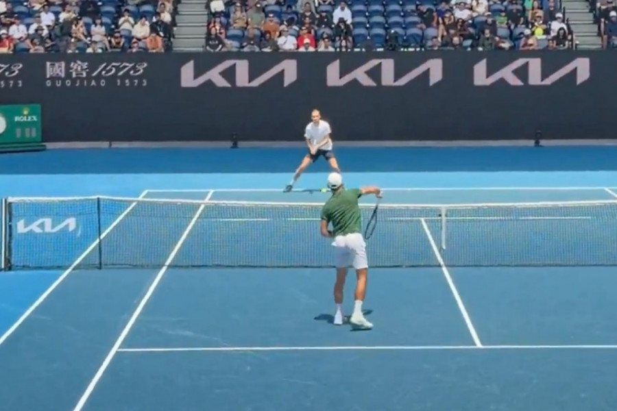 ŠPIJUNAŽA ILI NEŠTO DRUGO? Đoković trenirao s Medvedevim, a onda se pojavio ON! (VIDEO)