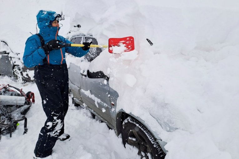 NIŽU SE UPOZORENJA, RAFOVI PRAZNI
