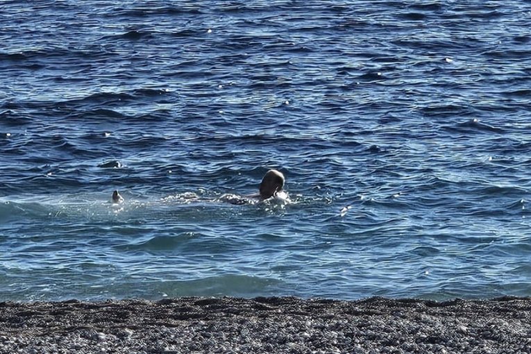 LJUDI TRLJALI OČI! Neverovatan prizor 1. januara u moru – da li najbolja novogodišnja fotografija stiže iz Crne Gore? (FOTO)