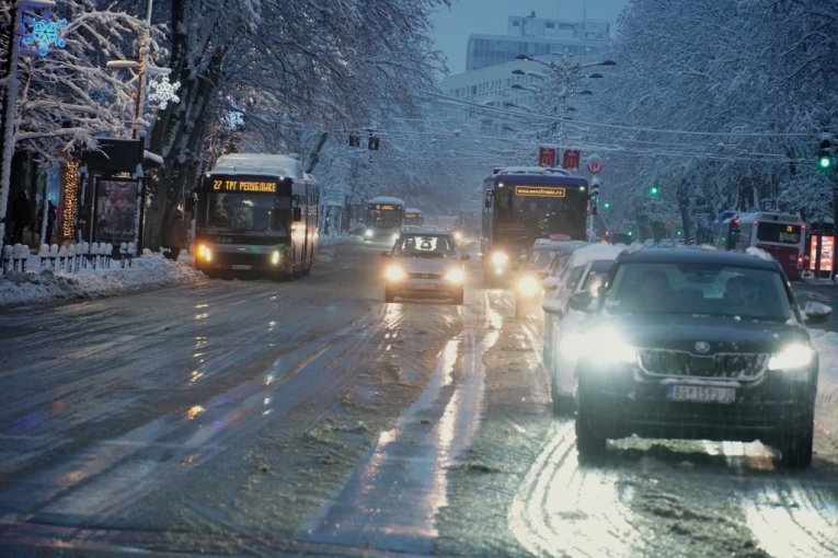Moguća poledica na putevima, na OVO morate obratiti pažnju!