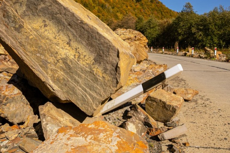 SAOBRAĆAJNI KOLAPS U CRNOJ GORI: Odron zatrpao put ka Đurđevića Tari, Zeta se izlila na kolovoz