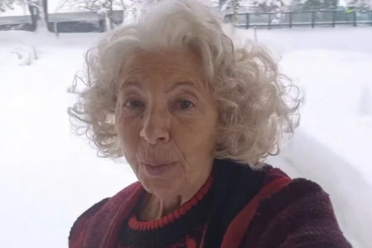 POSLEDNJE VESTI O ZAVEJANOJ MAJI VOLK KIDAJU DUŠU, SNEG JE PARALISAO! Deci sam rekla: „Vidimo se kad me OTKOPAJU“