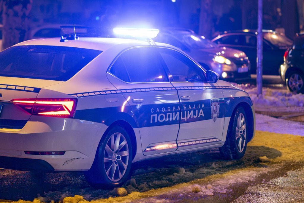 AUTOMOBIL PRELETEO PREKO OSTRVA I ZAKUCAO SE U DRUGO VOZILO! Teška nesreća u Novom Sadu! (FOTO)