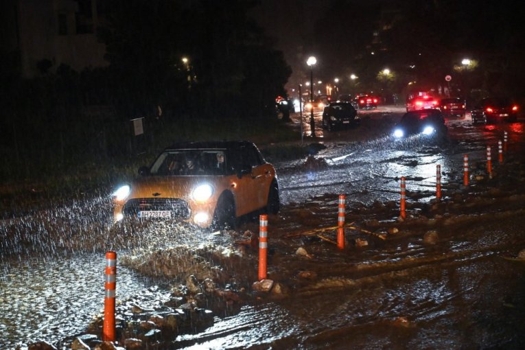 IMA I MRTVIH! Stravično nevreme kosi Grčku! Ulice pod vodom, bujice nose automobile, škole zatvorene, vlasti uputile UPOZORENJE građanima (FOTO)