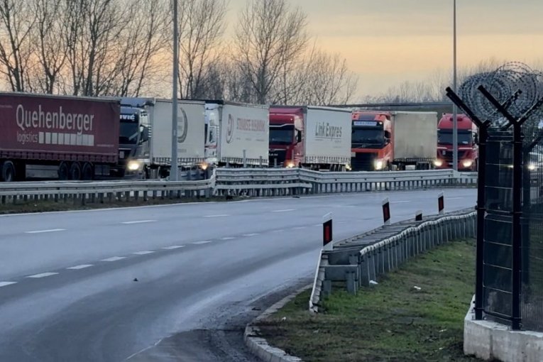 SVE STOJI NA GRANICI! Evo koliko kamiona blokira puteve na Batrovcima! Evropska unija dobila je poruku od naših vozača