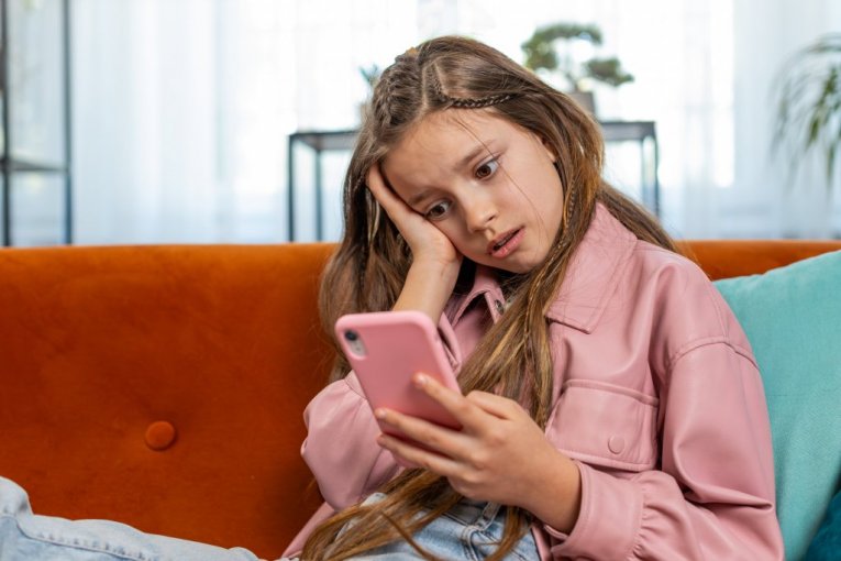 Dizajnirani da izazovu zavisnost kao droga! Meta, TikTok i Jutjub pred sudom zbog DEPRESIVNE DECE!