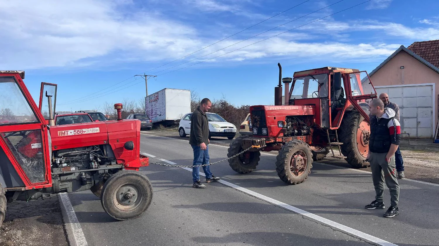Poljoprivrednici najavili blokadu puta i prosipanje mleka kod Kragujevca – Ekonomija