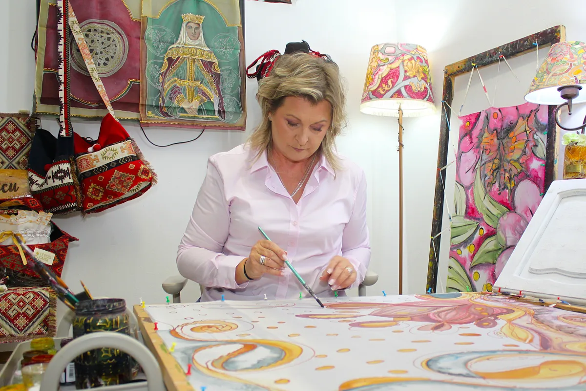 Kragujevčanka posao na Mašinskom fakultetu zamenila umetnošću – slika unikate na svili