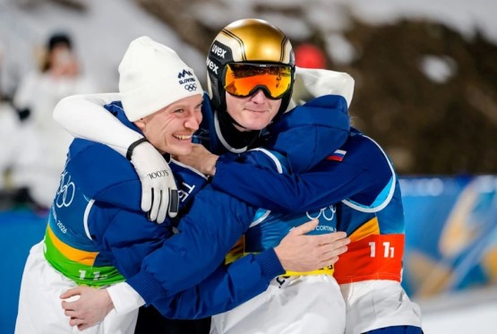 Slovenija na nogama: Čudesni Domen Prevc je olimpijski šampion