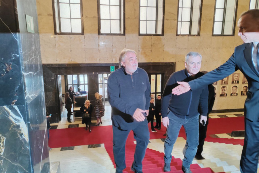 I ON JE DOŠAO NA KOMEMORACIJU JEČMENICI: Legendarni Boba Živojinović van sebe od tuge u Novom Sadu! (FOTO)