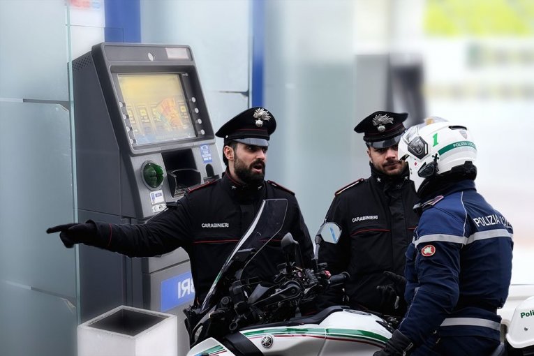 SRBIN EKSPLOZIVOM DIZAO BANKOMATE U VAZDUH! Letele novčanice