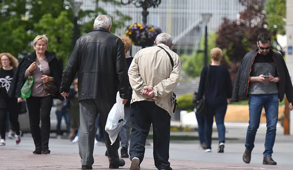 „Oni nas gledaju kao budžetski trošak“: Vučić obećava penzije od 750 evra, a teško će ispuniti i prethodno obećanje – Ekonomija