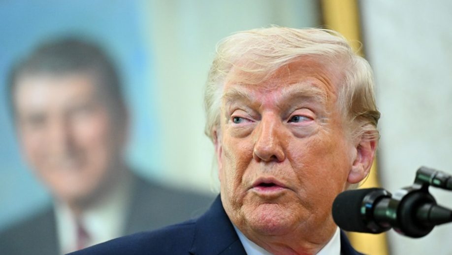 Tramp: Iran dozvolio prolaz 10 naftnih tankera kroz Ormuski moreuz, to je veliki poklon – Svet