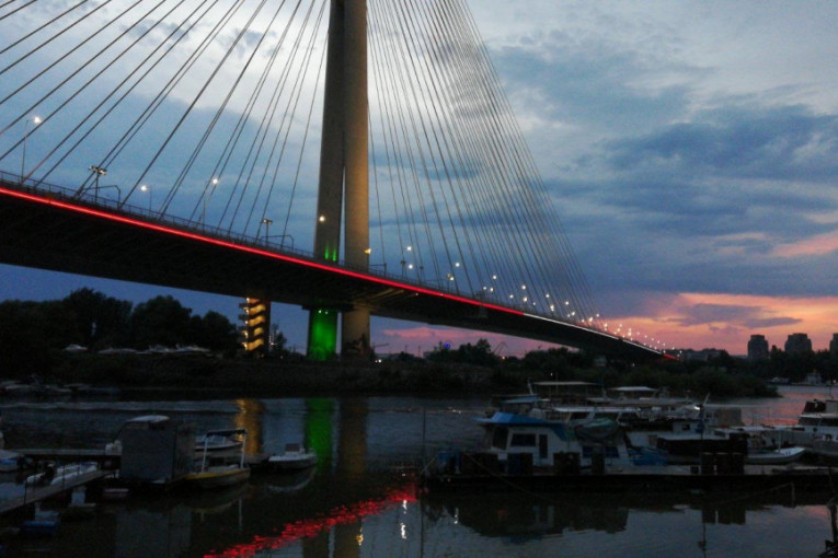 NEVEROVATNA SCENA NA MOSTU U BEOGRADU! Vozio auto preko šina i to u kontra smeru, a kada je naišao tramvaj